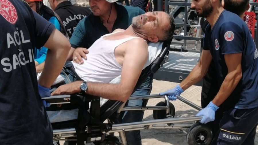Kule Vinçte Fenalaşan Operatörü İtfaiye Kurtardı
