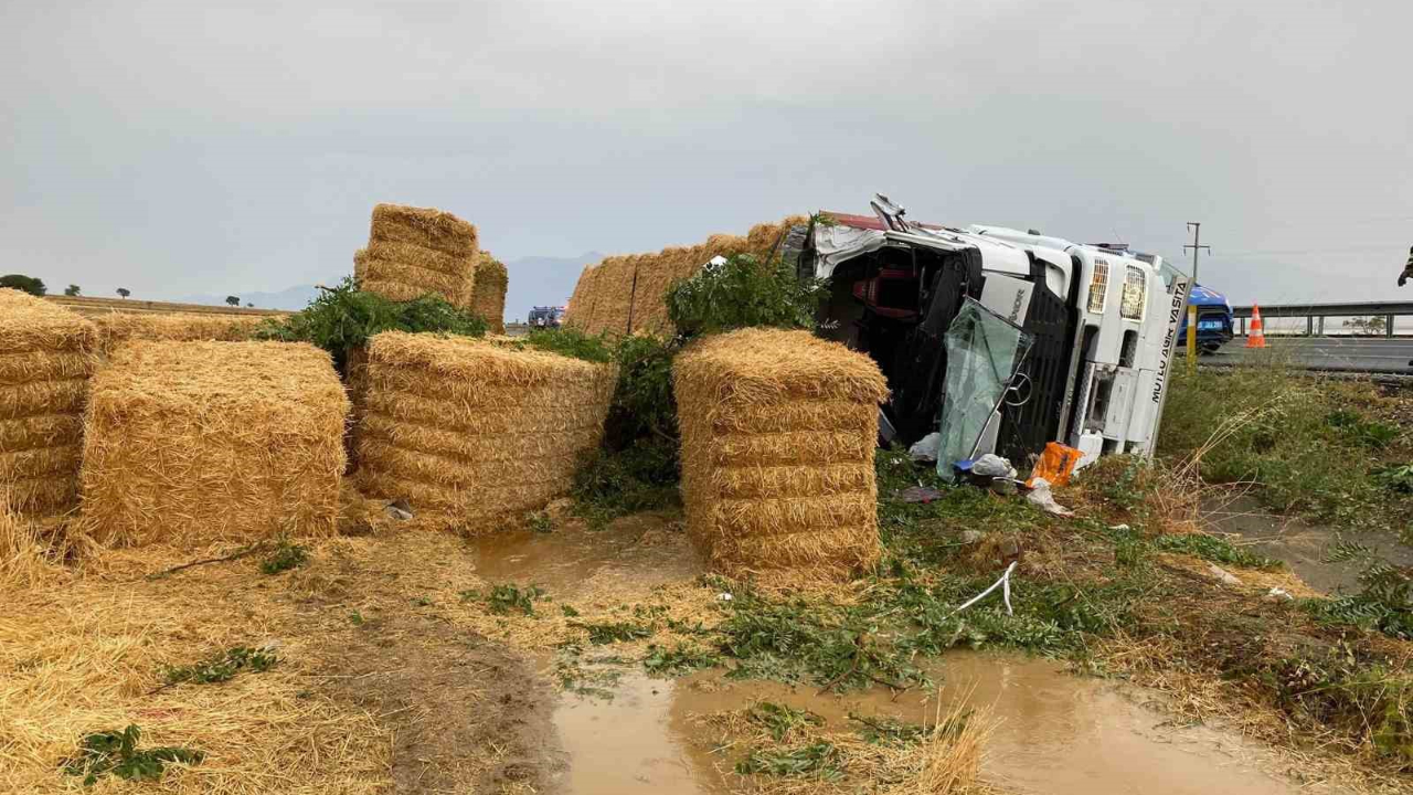 Saman Yüklü Tır Devrildi: Sürücü Ödü, Eşi ve Çocukları Yaralandı