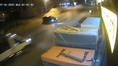 Otomobil İle Kamyonet Kafa Kafaya Çarpıştı