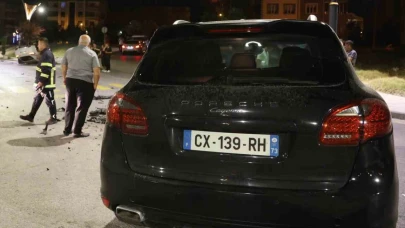 Porsche otomobiller Çarpıştı : 2 Yaralı