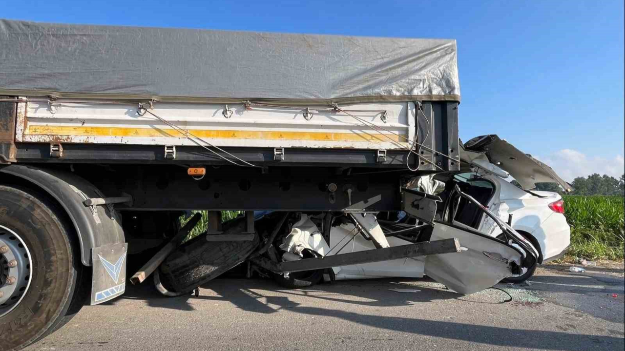 Otomobil, Emniyet Şeridindeki Tıra Ok Gibi Saplandı: 1 Ölü, 1 Yaralı
