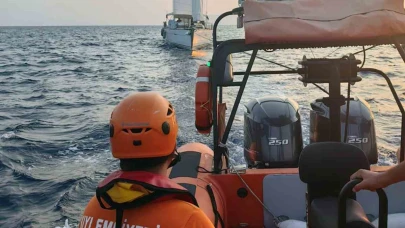 Makine Arızası Yapan Yelkenli Tekne Kurtarıldı