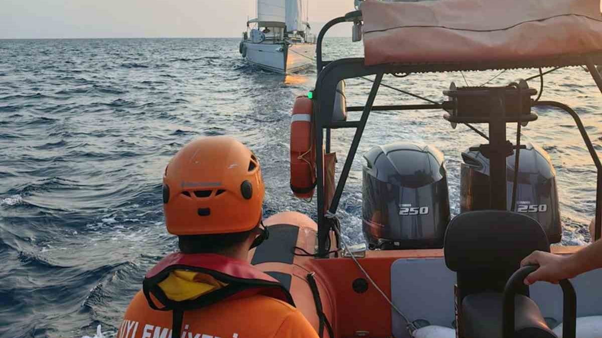 Makine Arızası Yapan Yelkenli Tekne Kurtarıldı