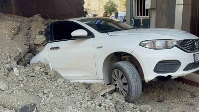 Hafriyat Kamyonu Otomobilin Üzerinde Devrildi: 1 Yaralı