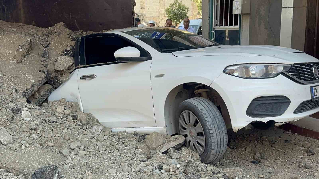 Hafriyat Kamyonu Otomobilin Üzerinde Devrildi: 1 Yaralı