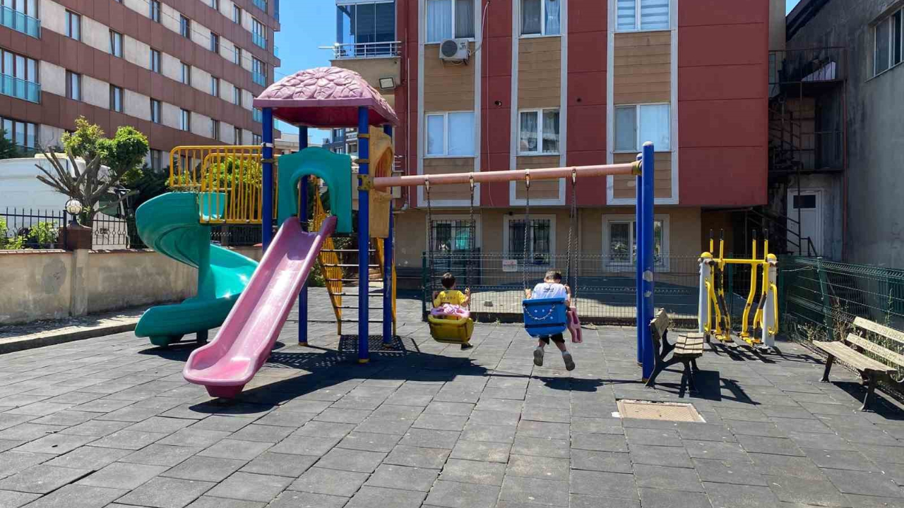 Demir Kapının Üzerine Devrildiği 10 Yaşındaki Çocuk Hayatını Kaybetti