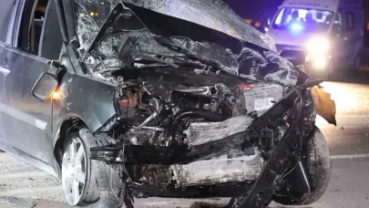 Otomobil Duvara Çarpıp Yola Savruldu: 1 Ağır Yaralı