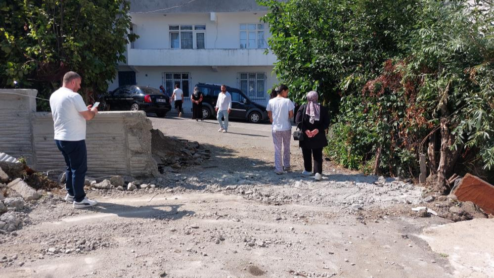 Vatandaşın Beton Duvarla Kapattığı Yol İş Makinesiyle Açıldı