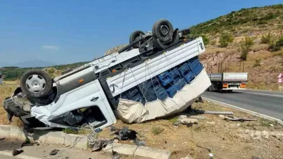 Hafif Ticari Araç Kamyonetle Çarpıştı: 3 Yaralı