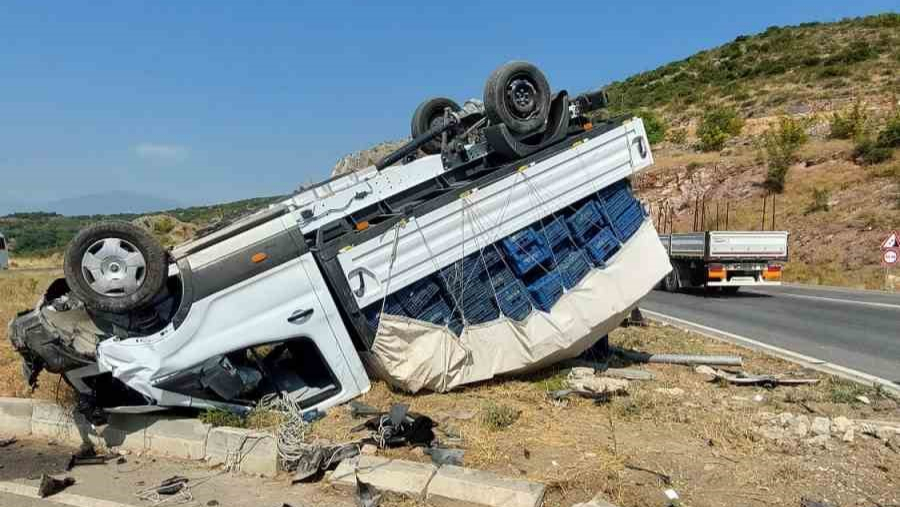 Hafif Ticari Araç Kamyonetle Çarpıştı: 3 Yaralı