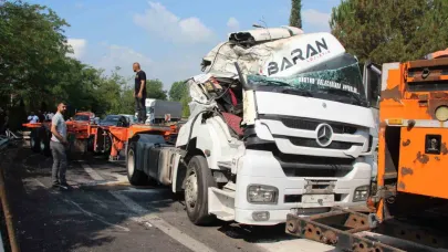 Tır Devrildi: Sürücü Kazayı Yara Almadan Atlattı