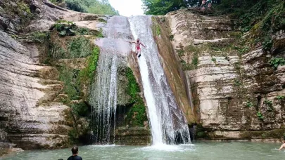 Şelaleden Kayanlar, Yürekleri Ağza Getirdi