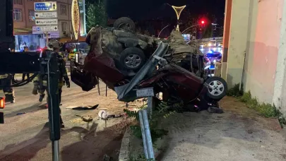 Çarptığı Bariyerde Asılı Kaldı: 2 Ölü