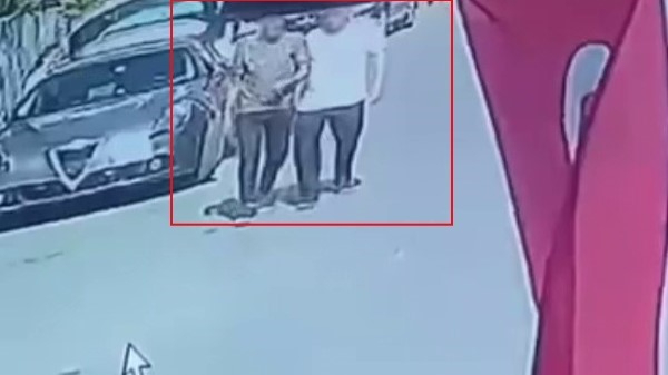 Yere Düşen Altın Bilekliğini Alıp, Yoluna Devam Etti