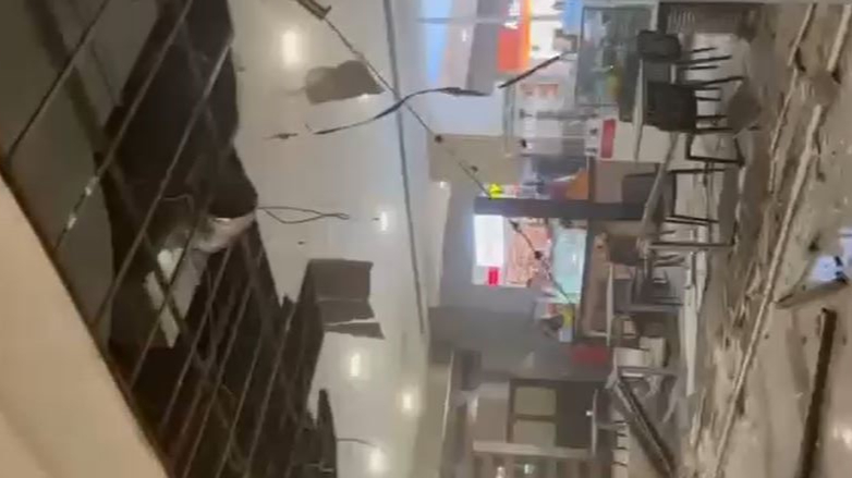AVM’nin Yemek Katının Asma Tavanı Çöktü
