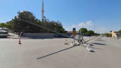 Aydınlatma Direğini Devirip Kaçtı!