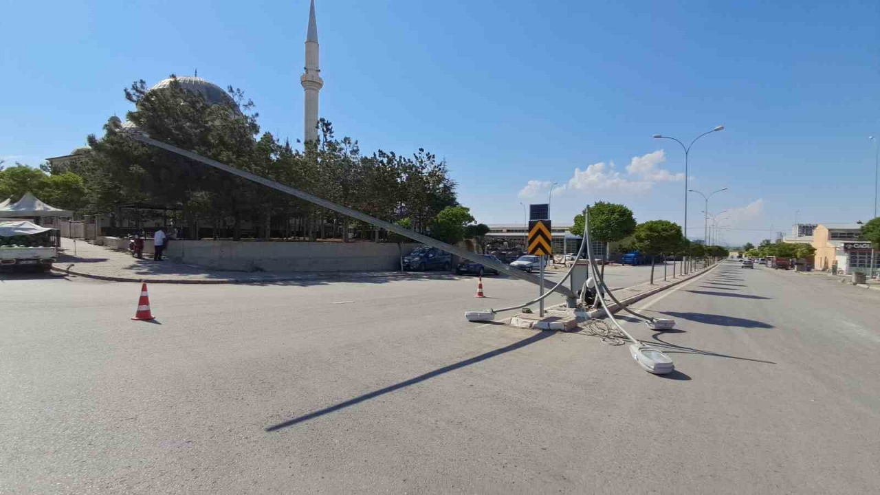 Aydınlatma Direğini Devirip Kaçtı!