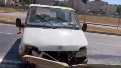 Minibüs Bariyerlere Çarptı