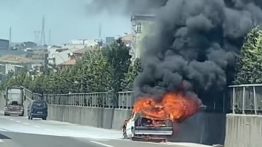 Yanan Otomobilden Geriye Hurda Yığını Kaldı