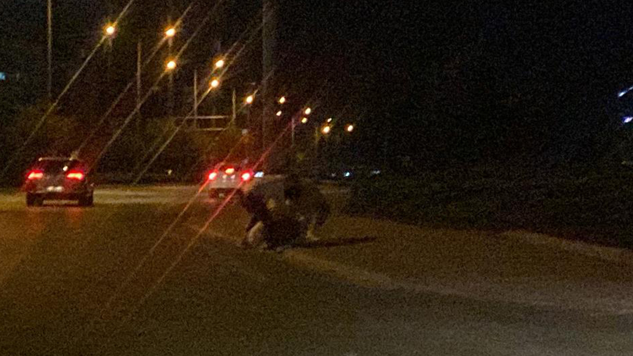 Yol Kenarında 3 Genç Tekme Tokat Kavga  Etti