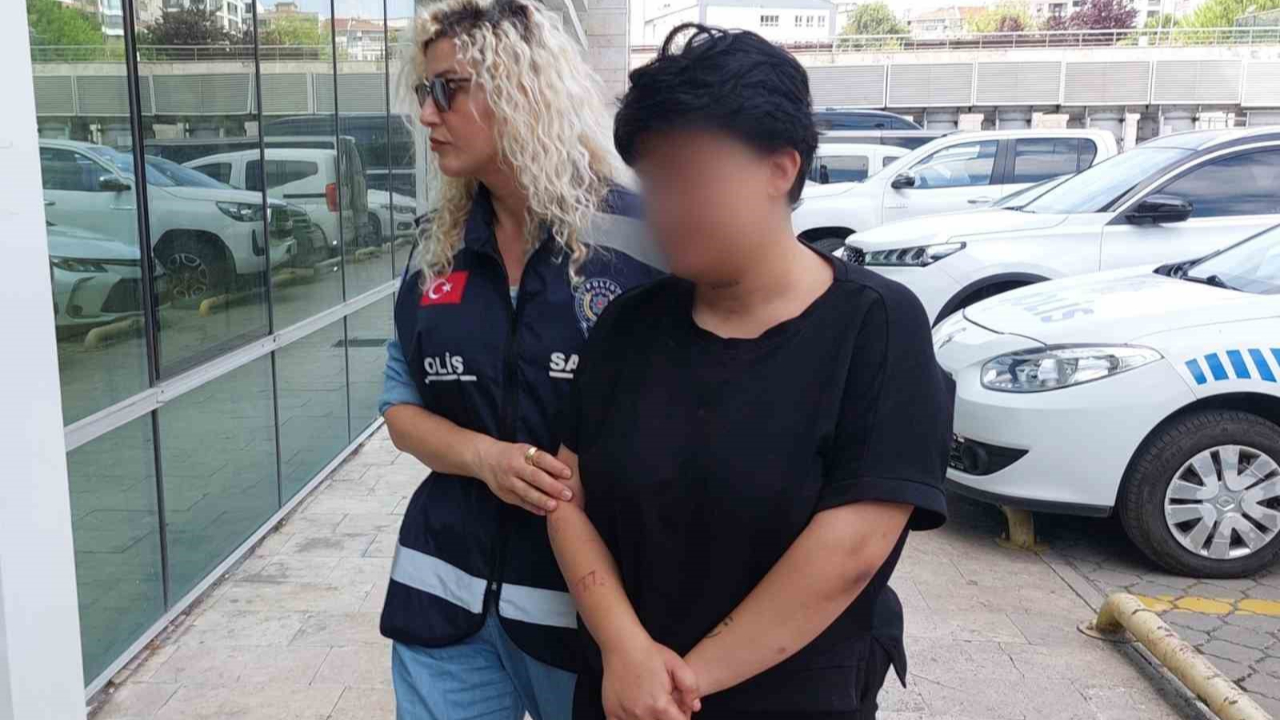 Erkek Arkadaşından Ayrılmasını İsteyen Annesini Bıçakladı