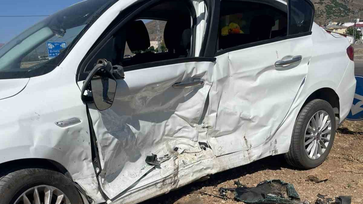 Otomobiller Çarpıştı: 2 Yaralı