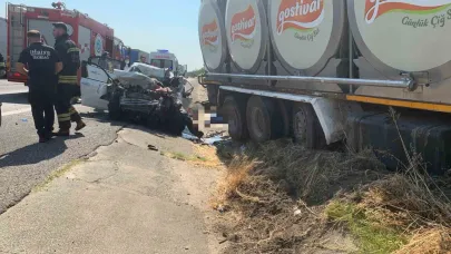 Süt Kamyonu İle Otomobil Çarpıştı