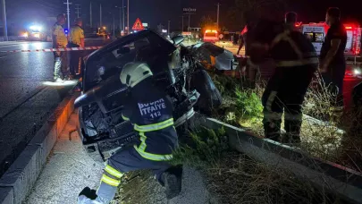 Aydınlatma Direğine Çarpan Otomobil Alev Aldı: 2 Yaralı