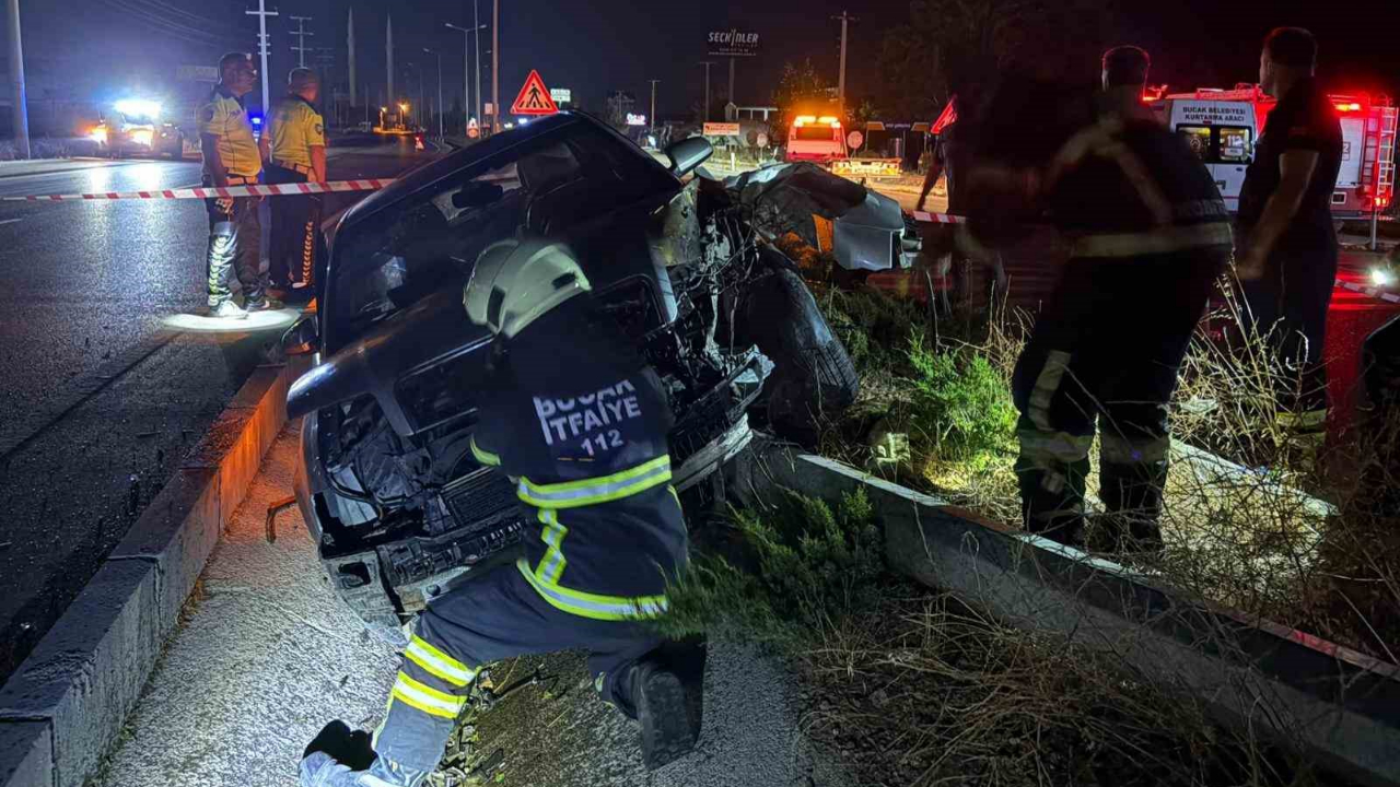 Aydınlatma Direğine Çarpan Otomobil Alev Aldı: 2 Yaralı
