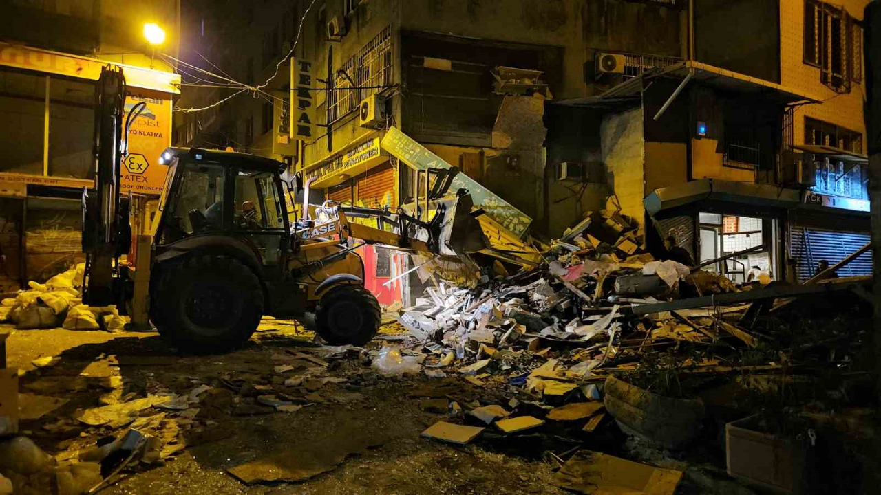 Patlama Sonucu Yıkılan Binanın Enkazı Kaldırılıyor