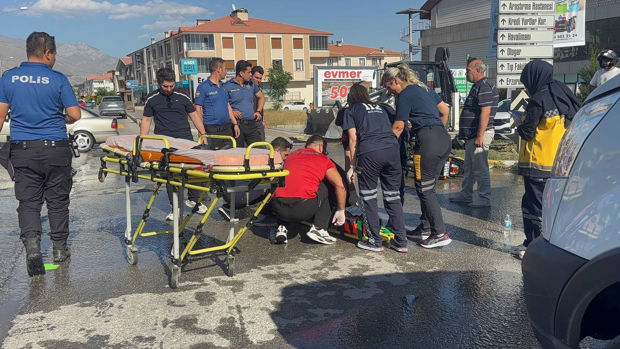 Otomobil ile Motosiklet Çarpıştı: 2 Yaralı
