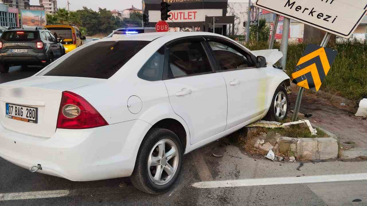 İki Otomobil Kavşakta Çarpıştı