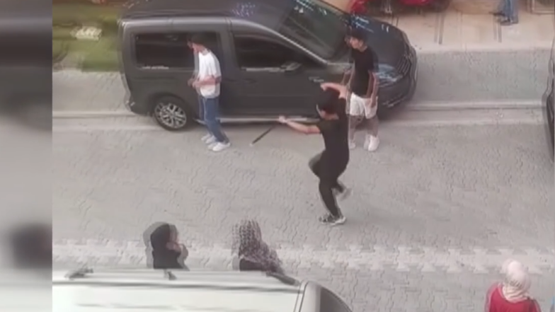 Tartıştığı Adama Sopayla Saldırdı Sonra Meydan Dayağı Yedi