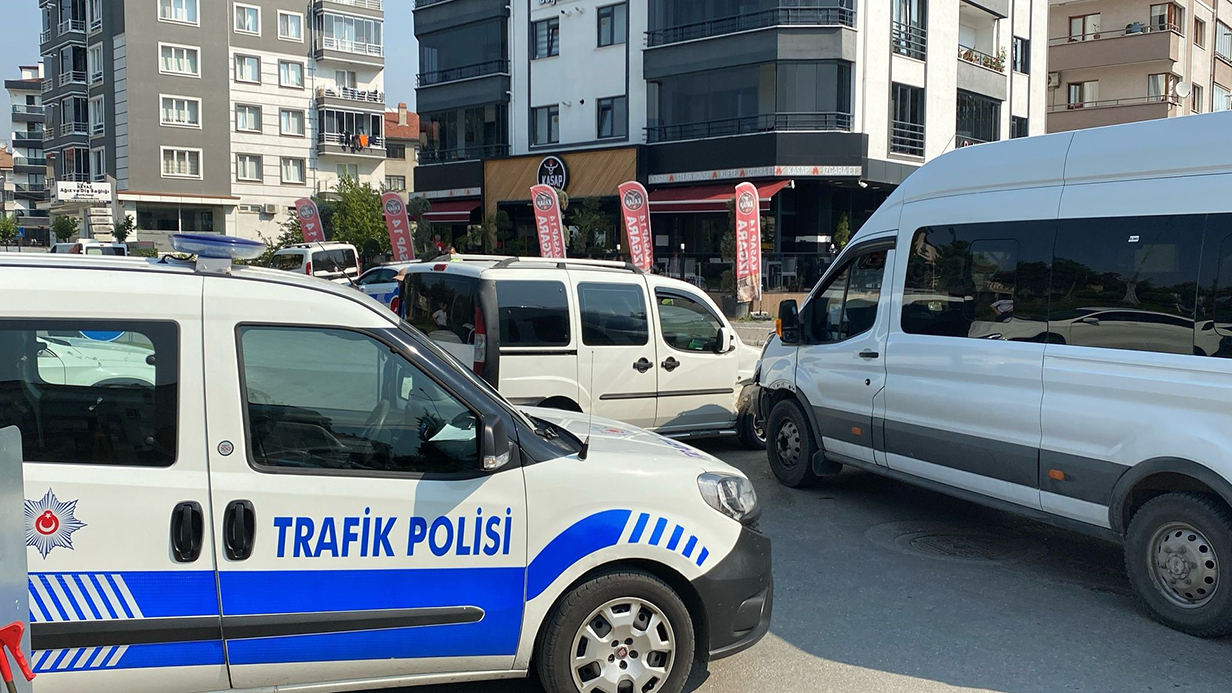 Minibüs İle Hafif Ticari Araç Çarpıştı