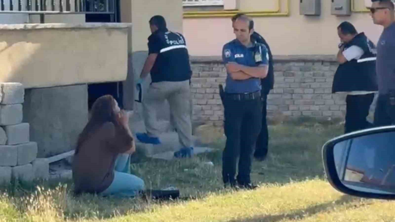 Genç Kız Bıçaklanarak Öldürüldü