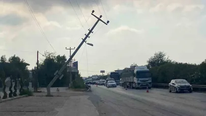 Elektrik Direğine Çarptı Trafiği Tehlikeye Soktu