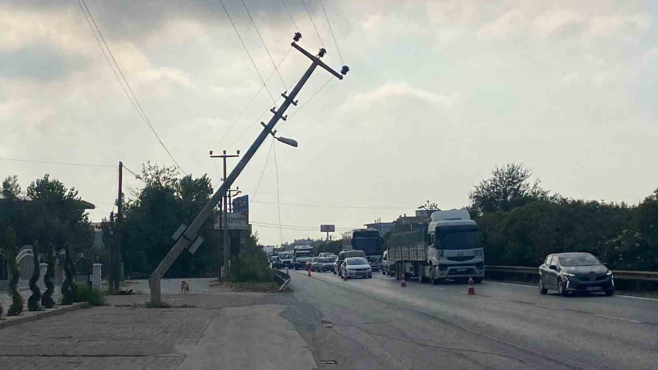 Elektrik Direğine Çarptı Trafiği Tehlikeye Soktu