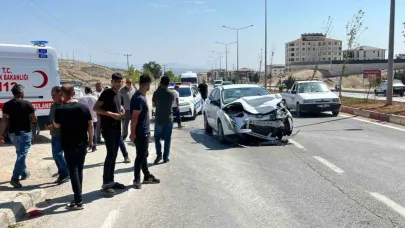 Otomobiller Çarpıştı: 2 Yaralı