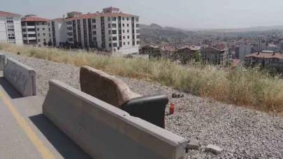 Kontrolden Çıkan Araç Gençlere Çarptı