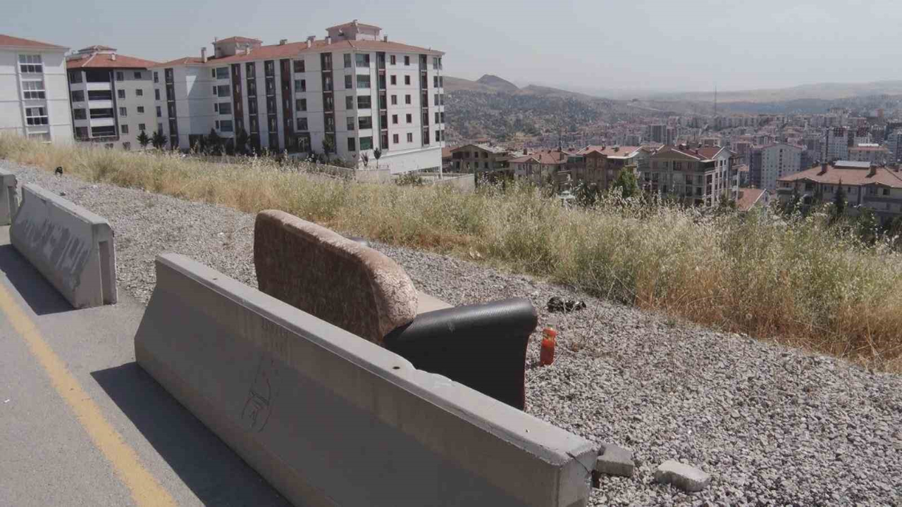 Kontrolden Çıkan Araç Gençlere Çarptı