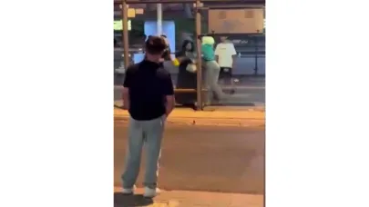 Otobüs Durağında Kız Kavgası!