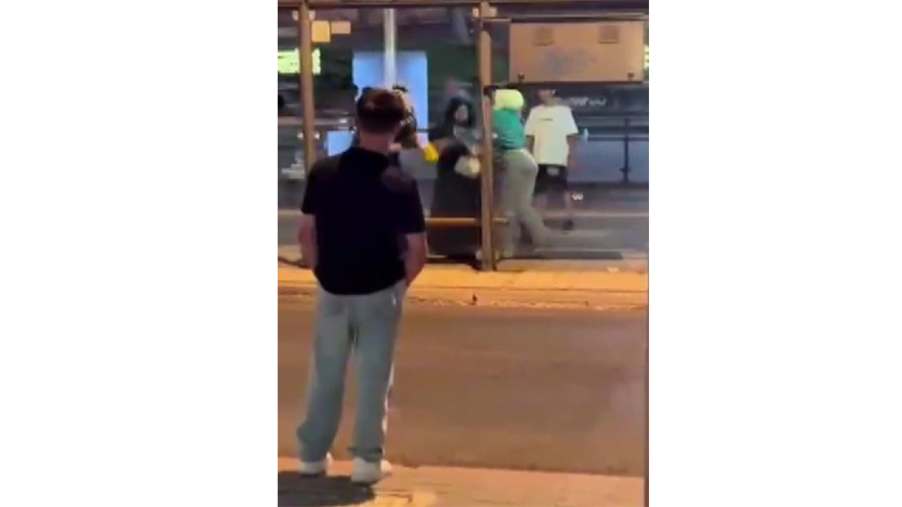 Otobüs Durağında Kız Kavgası!