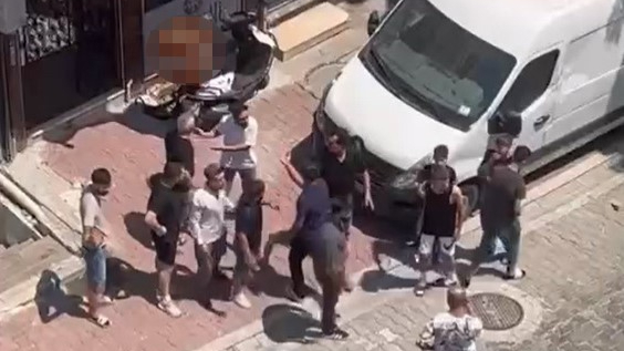 "Evimi Dikizliyorsun" Tartışması Kavgaya Dönüştü