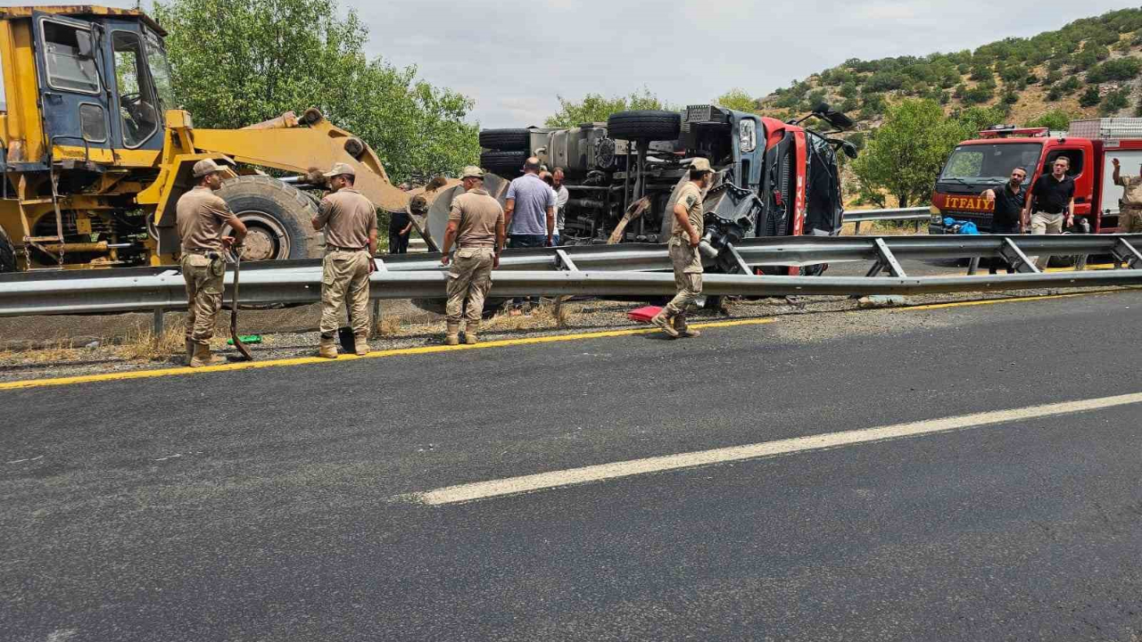 İtfaiye Aracı Devrildi: 1’i Ağır 3 Yaralı