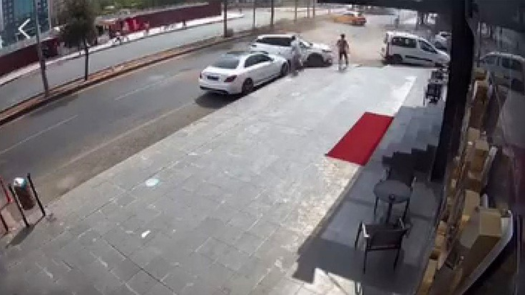 Dikkatsiz Sürücü Taksiyi Yan Yatırdı
