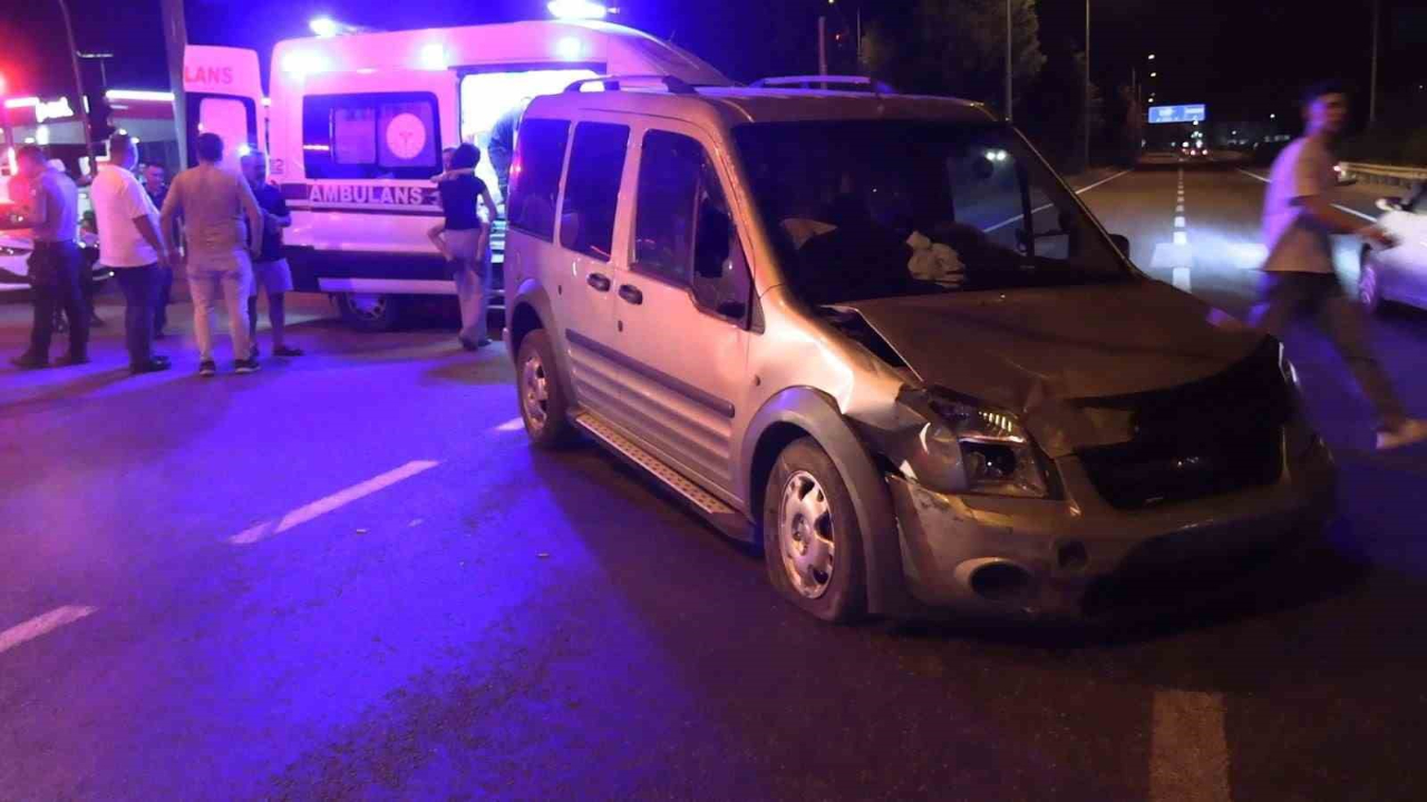 Otomobiller Çarpıştı: 3 Yaralı