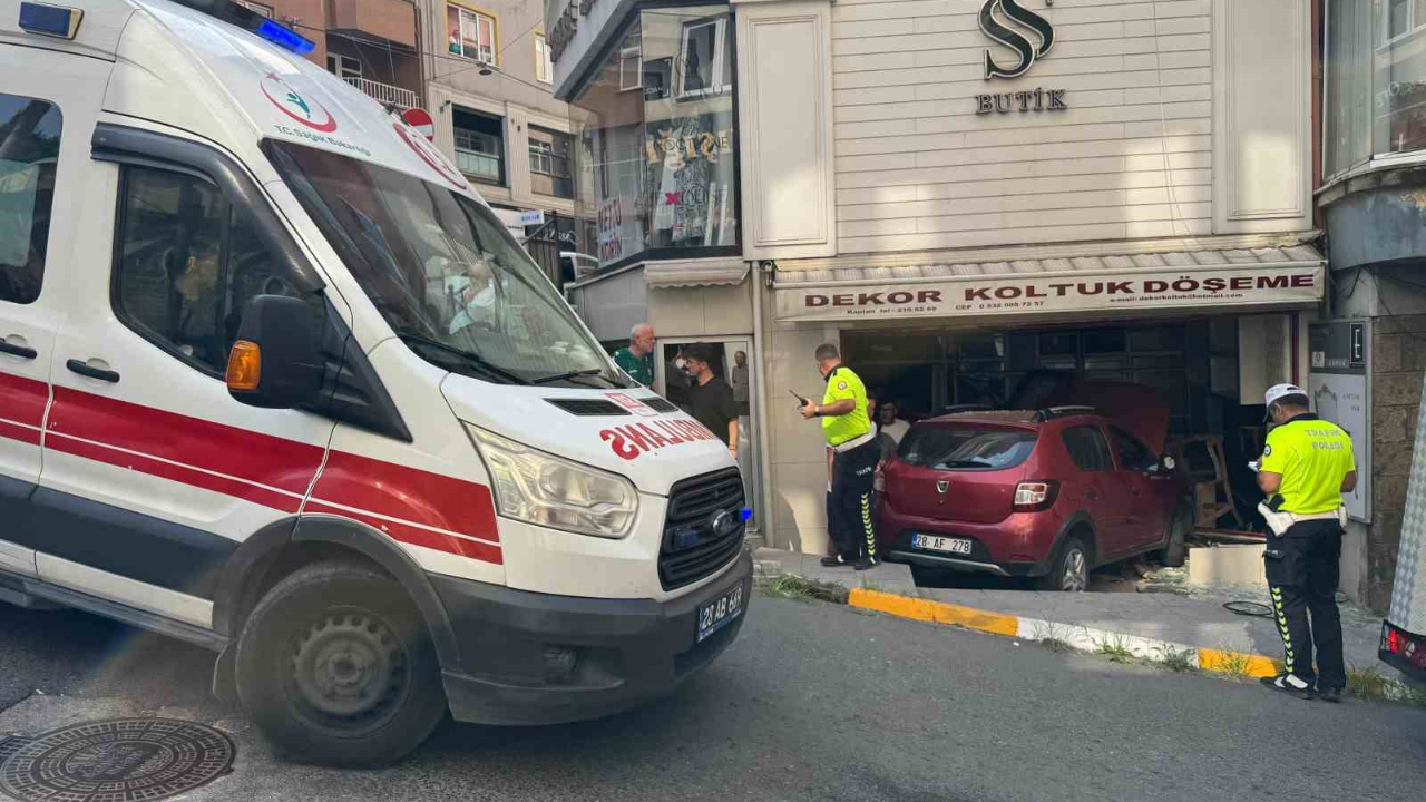 Otomobil Dükkana Girdi: 1 Yaralı
