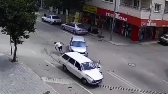 Kaza Sırasında Açılan Kapıdan İnip Koştu