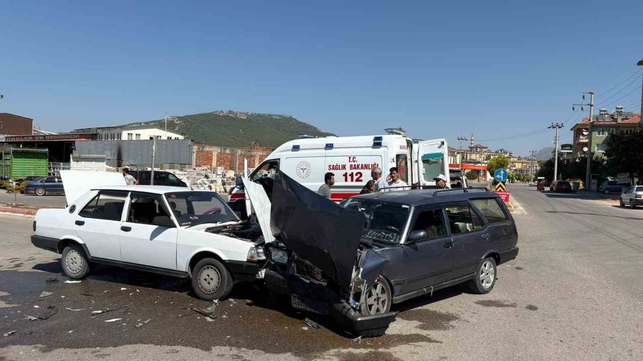 Tofaşlar Çarpıştı: 5 Yaralı