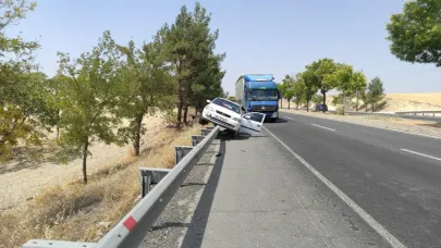 Otomobil Demir Bariyerin Üzerine Çıktı: 3 Yaralı